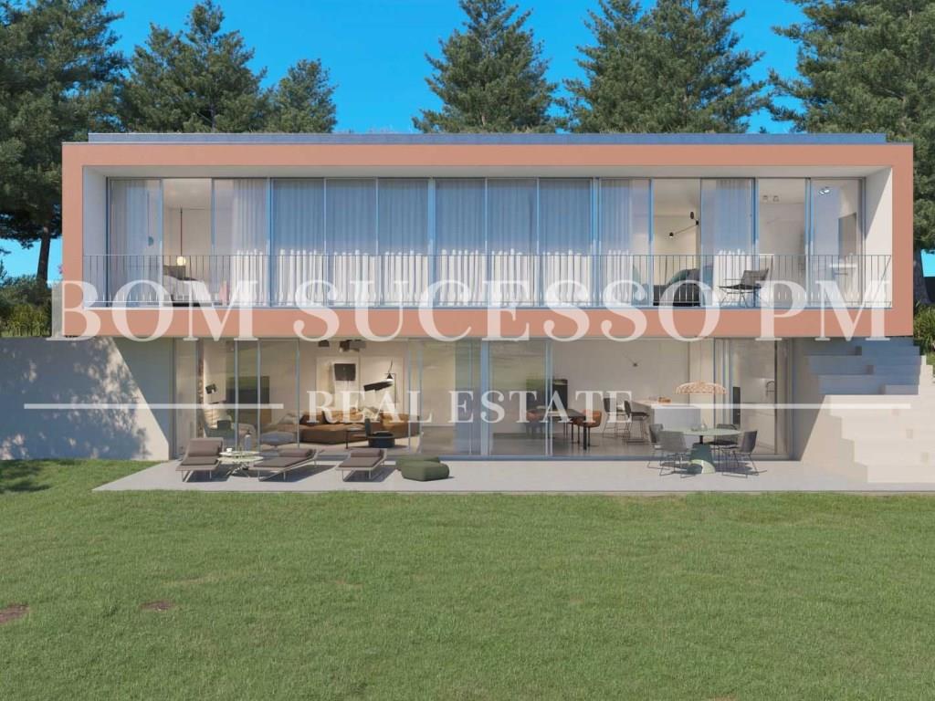4-Bett-Villa mit privatem Garten und Swimmingpool mit Blick auf den See und das 11. Fairway im Bom S