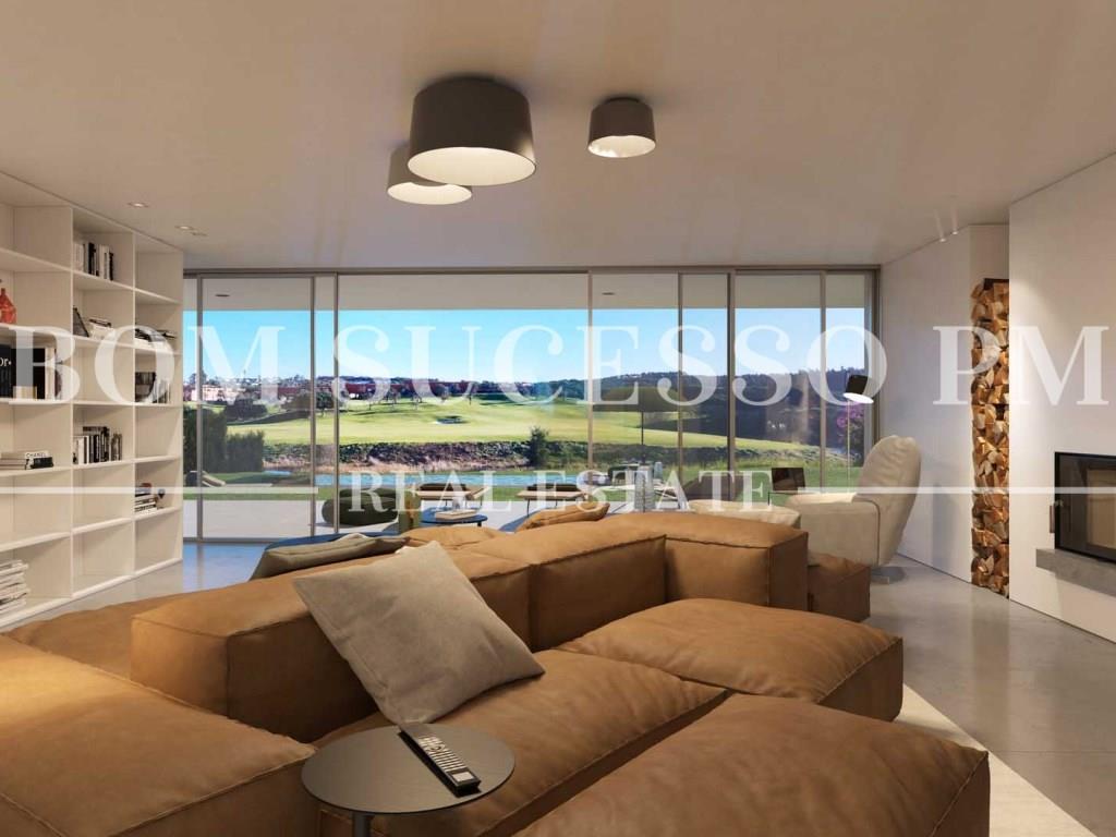 4-Bett-Villa mit privatem Garten und Swimmingpool mit Blick auf den See und das 11. Fairway im Bom S