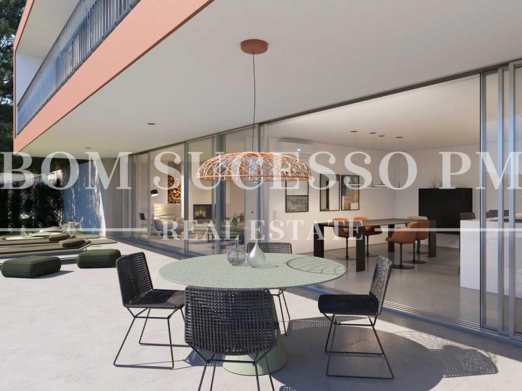4-Bett-Villa mit privatem Garten und Swimmingpool mit Blick auf den See und das 11. Fairway im Bom S