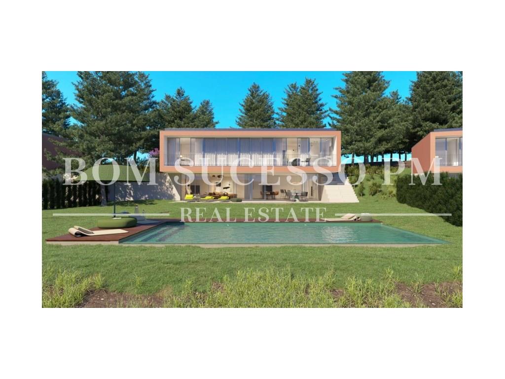 4-Bett-Villa mit privatem Garten und Swimmingpool mit Blick auf den See und das 11. Fairway im Bom S