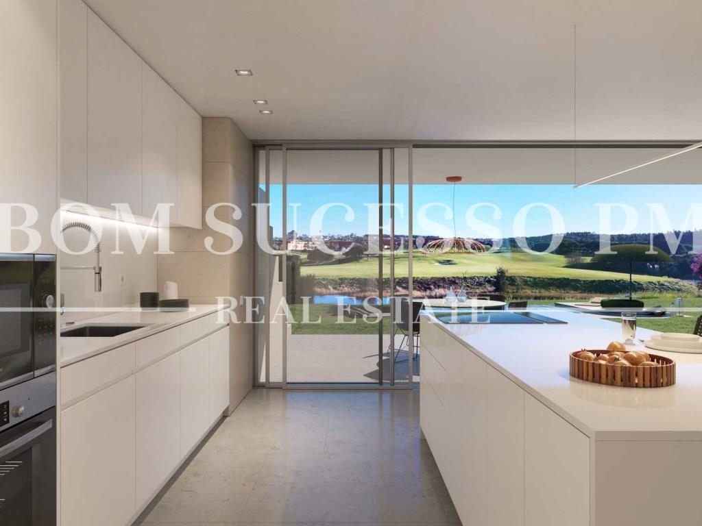 4-Bett-Villa mit privatem Garten und Swimmingpool mit Blick auf den See und das 11. Fairway im Bom S