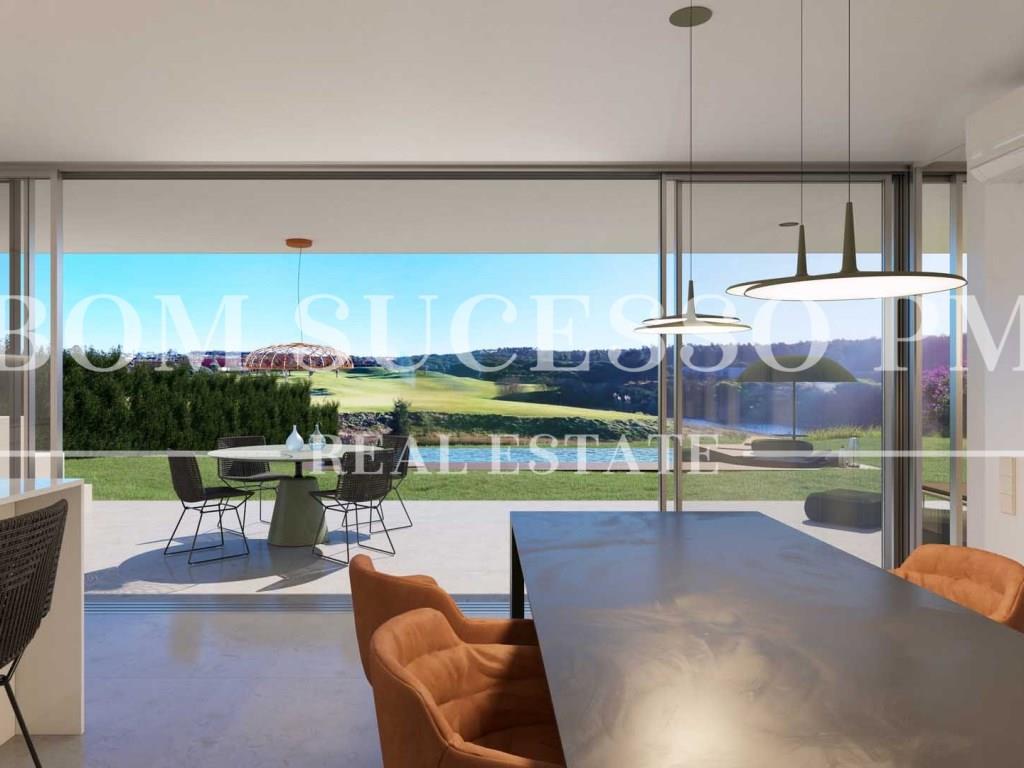 4-Bett-Villa mit privatem Garten und Swimmingpool mit Blick auf den See und das 11. Fairway im Bom S