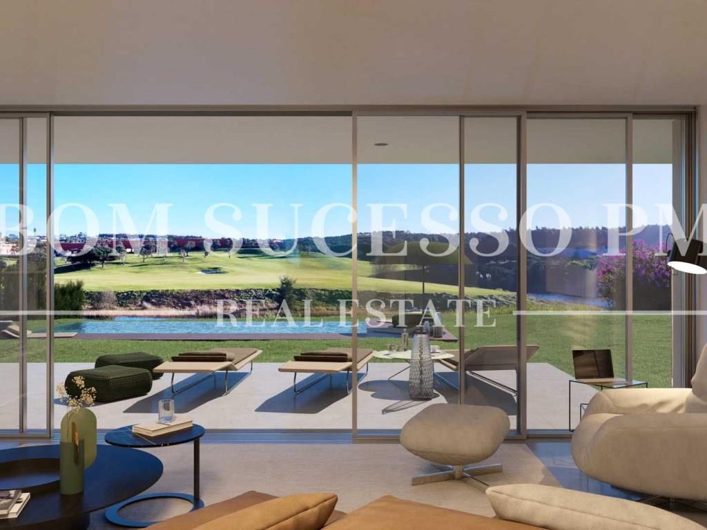 4-Bett-Villa mit privatem Garten und Swimmingpool mit Blick auf den See und das 11. Fairway im Bom S