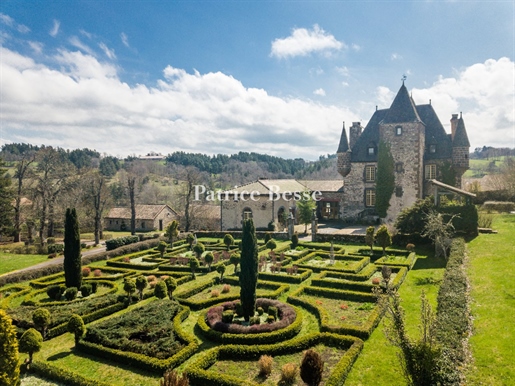 Em uma cidade de arte e história de Cantal, um castelo inscrito Mh e seu jardim francês, dan