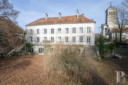 В Haute-Bourgogne, в северната част на Côte-d'Or, имот с площ от 8 600 m² в сърцето на Parc n
