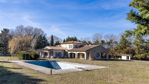 In the tranquillity of the Eygalieres countryside, yet close to the village centre, this property ha