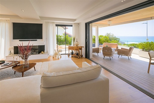 Located in one of the most sought-after areas of Biarritz, this sumptuous luxury home offers a uniqu
