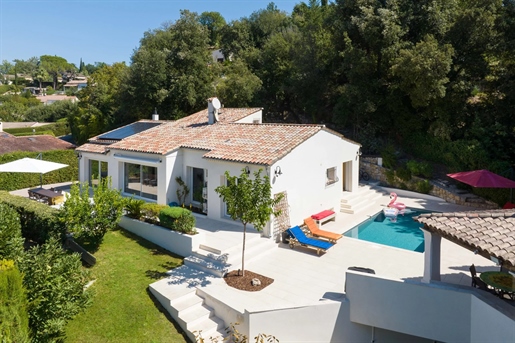 Located in a quiet and greenery aera, the villa is totaly private and offers nice views over the sur