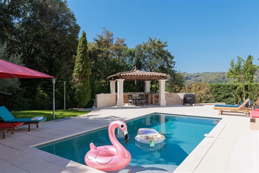 Located in a quiet and greenery aera, the villa is totaly private and offers nice views over the sur