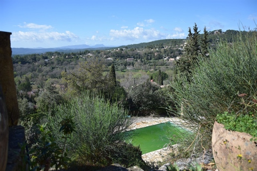 Cotignac. Very close to the village centre, nestled on a plot of 2,314 m2 with panoramic views, a re