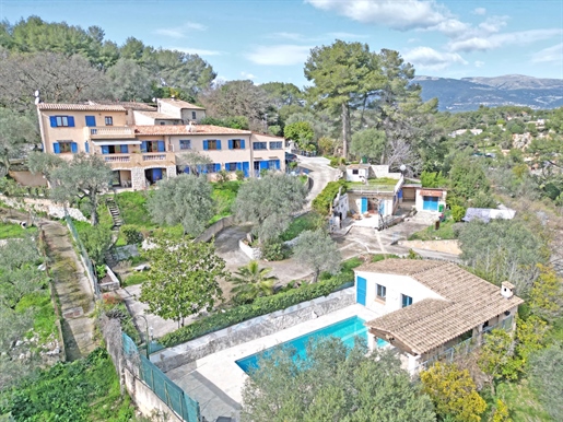 Located in a countryside area with mountain views and a glimpse of the sea, a beautiful Provencal pr