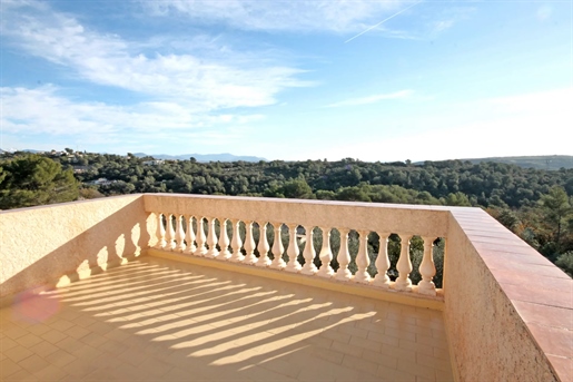 Located in a countryside area with mountain views and a glimpse of the sea, a beautiful Provencal pr