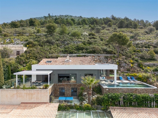 Aspremont, au-dessus de Nice, venez découvrir cette villa contemporaine de 230 m2 qui offre un conf