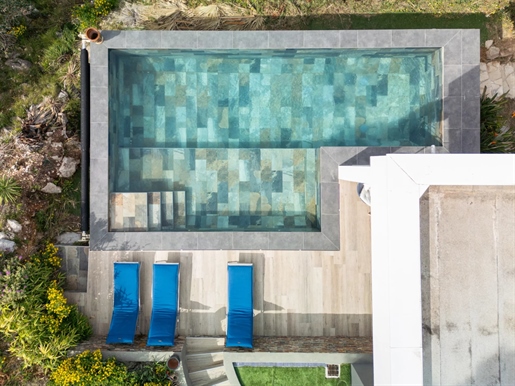 Aspremont, au-dessus de Nice, venez découvrir cette villa contemporaine de 230 m2 qui offre un conf