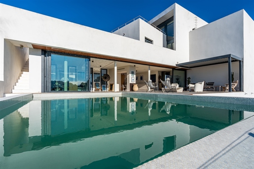 Spektakuläre, moderne Luxusvilla mit klaren Linien und unglaublichem Blick über das Mittelmeer.