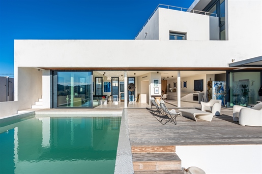 Spektakuläre, moderne Luxusvilla mit klaren Linien und unglaublichem Blick über das Mittelmeer.