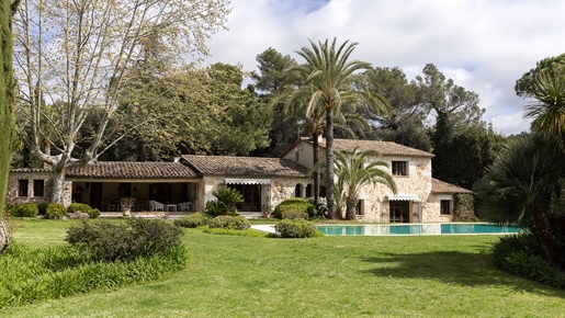 Unique in the area! Just a few minutes from the village of Saint-Paul-de-Vence, set in one of the fi
