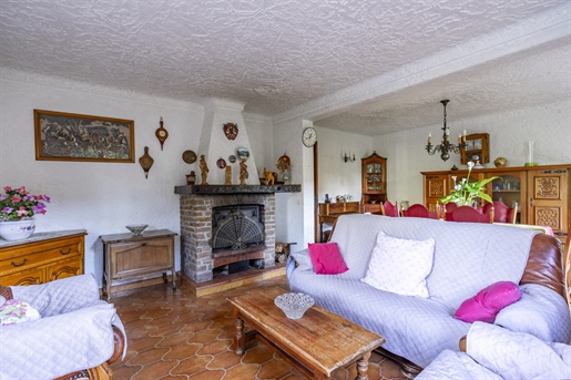 Venez découvrir cette grande villa familiale à La Croix Valmer, pleine de potentiel.

Idéalement