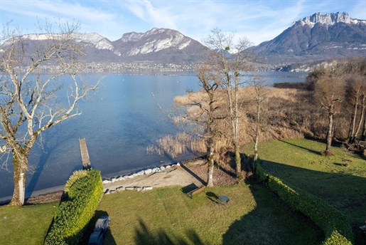 Sevrier, in a private residence with access to the lake and a private beach : a lovely family house