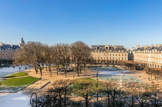 Paris 4th large bright apartment overlooking Place des Vosges.

Located on the top floor o