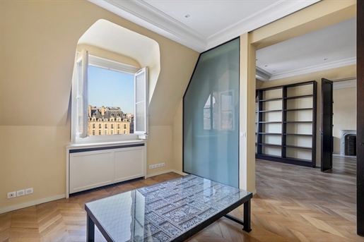 Paris 4th large bright apartment overlooking Place des Vosges.

Located on the top floor o