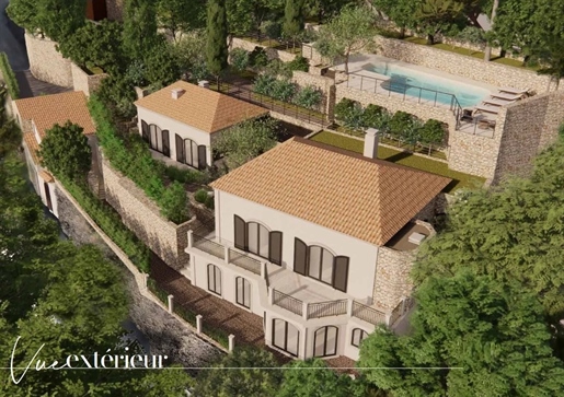 Boasting panoramic sea views, large family villa to renovate in the heart of a beautiful, lush garde