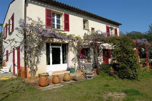 In the heart of more than 2.7 hectares of rolling countryside, a charming house of 220 m2 with a 60