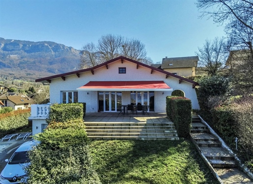 Detached house with uninterrupted views of Lac du Bourget and the mountains. 

Quiet, resi