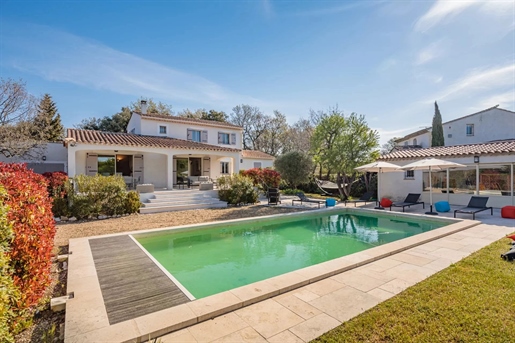 This charming 175 m2 property is nestled in a sought-after residential area of Cabrieres d& 039 Avig