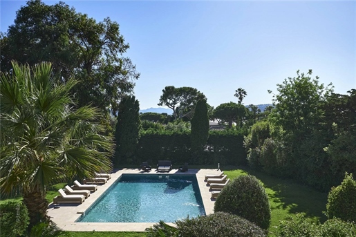 Surplombant la mer en direction de Cannes, cette charmante propriété de style provençal est située 