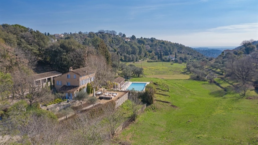 Deze charmante 200 jaar oude Provençaalse boerderij, in uitstekende staat, profiteert van uitzicht 