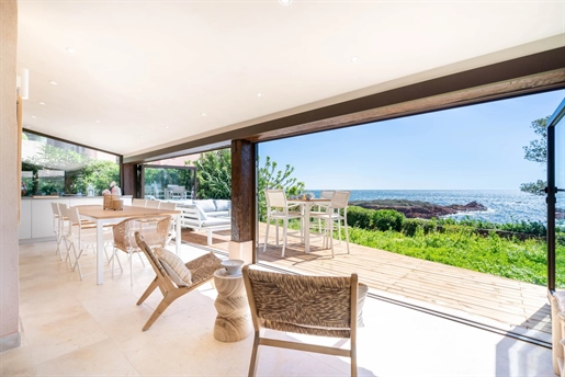 Anth&Eacute Or: located 50 m from the beach with panoramic sea views, this villa was completely reno