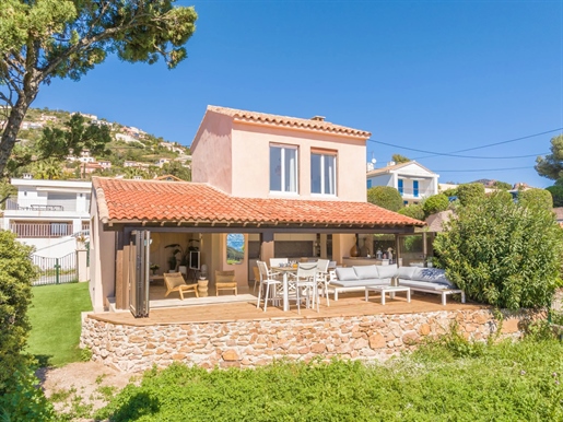 Anth&Eacute Or: located 50 m from the beach with panoramic sea views, this villa was completely reno
