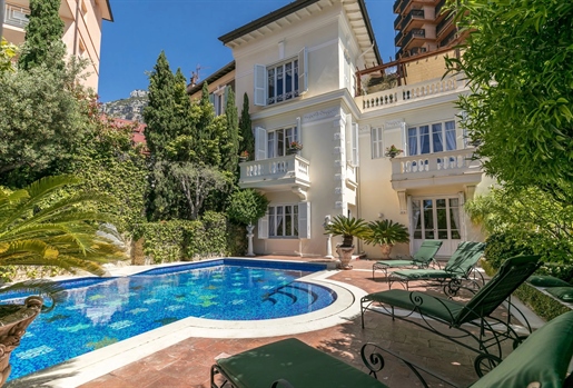 Cette magnifique villa de 600 m2 agrémentée d’un fabuleux espace piscine, entièrement rénovée avec 