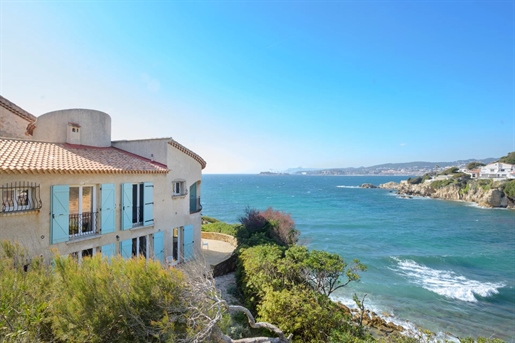 Waterfront property

Situated just a stone& 039 s throw from the Bay of Cousse in the soug