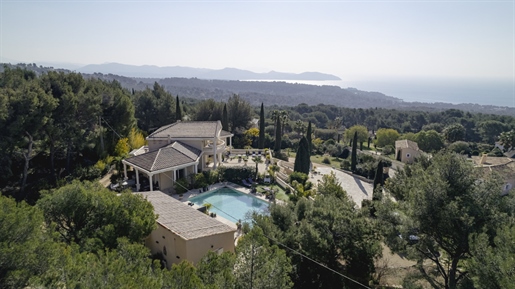 Well appointed villa with tennis court, pool and annexes.

South-facing mansion house with