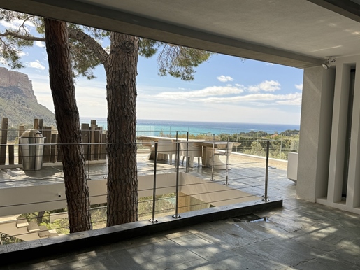 Superb property for lovers of contemporary architecture, in the vein of Le Corbusier.

Thi
