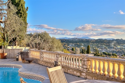 Ideally located on the hills of La Colle-sur-Loup and at a walking distance from the village and its