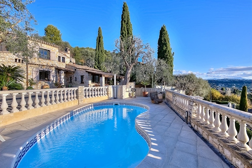 Ideally located on the hills of La Colle-sur-Loup and at a walking distance from the village and its