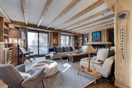 In a quiet, preserved natural setting, this 202 m2 chalet offers magnificent views over the Manchet