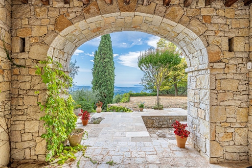 Prachtige stenen bastide gelegen op een dominante maar rustige locatie in Grasse met een panoramisc