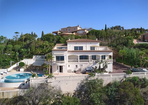 Perched on the hills overlooking the majestic bay of Agay, this villa enjoys an enchanting panorama