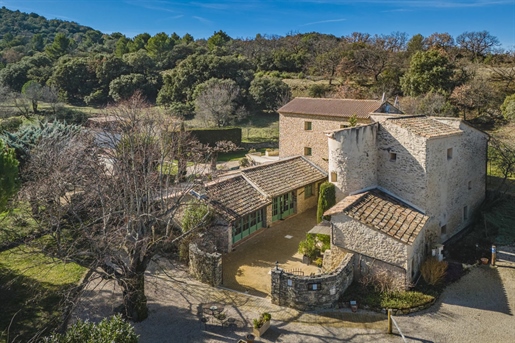Near Isle sur la Sorgue - Remarkable 1.8 hectare estate with running Hotel/Restaurant.

Th