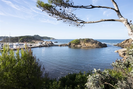 A seafront house in the Polynesia domaine, overlooking Port Auguier.

Provencal style vill