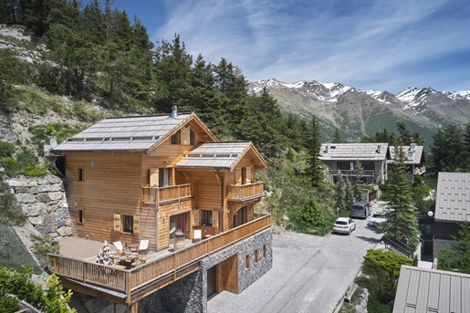Located in the heart of Auron, this chalet benefits from optimal sunshine and a panoramic view of th