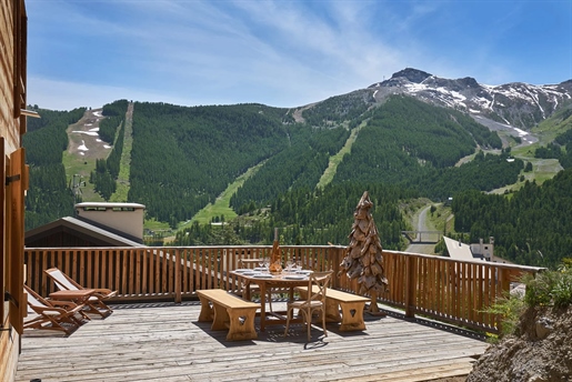 Located in the heart of Auron, this chalet benefits from optimal sunshine and a panoramic view of th