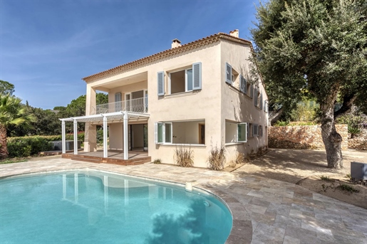 A few minutes from the beaches of Heraclee and Gigaro, beautiful renovated villa with sea view.