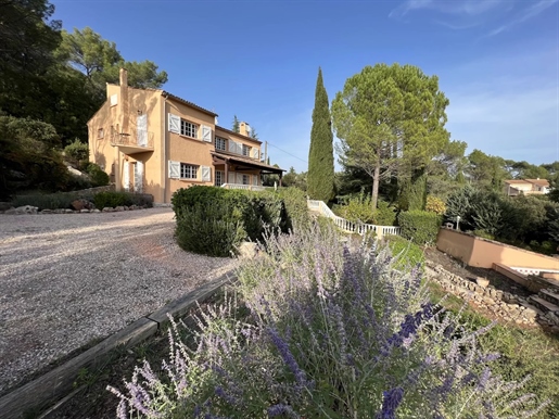 Impressionnante maison de campagne à 15 minutes de Cotignac, à proximité de ce charmant village pro