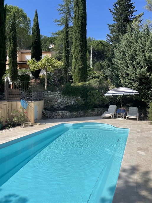 Impressionnante maison de campagne à 15 minutes de Cotignac, à proximité de ce charmant village pro