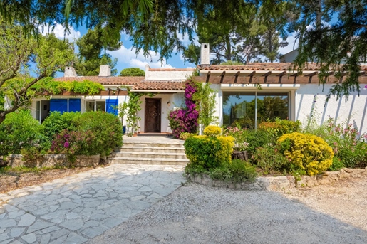 Located in the residential area of Portissol, close to the port of Sanary and the beach, at the back